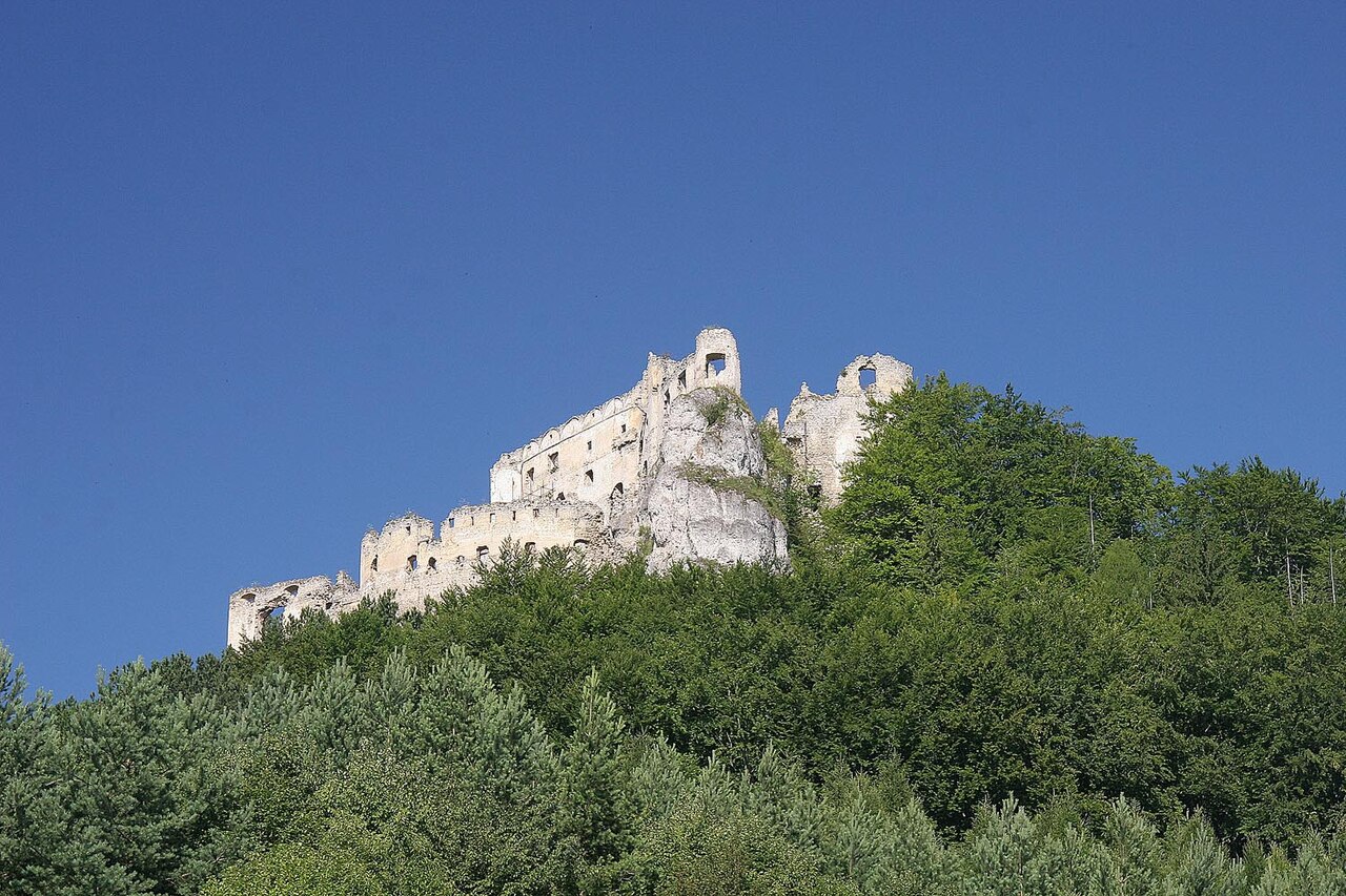 Lietavský hrad z cesty do osady Majer