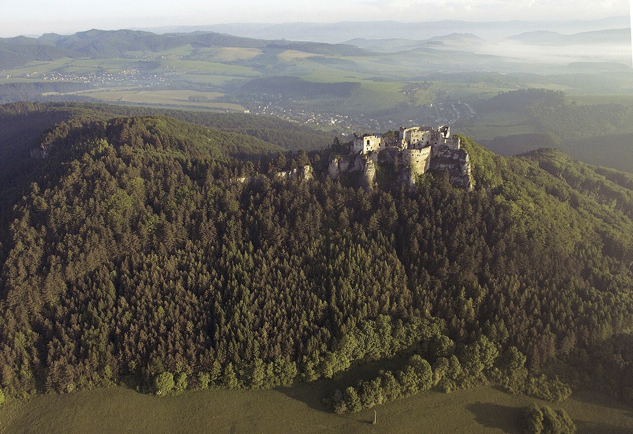 Lietavský hrad z vtáčej perspektívy